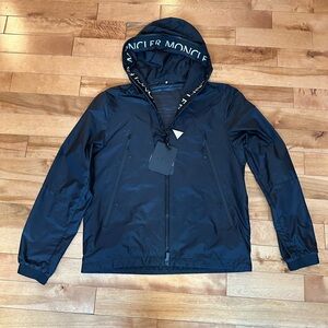 Moncler
Junichi Packable
Hooded Jacket - sie 3 (m/l)